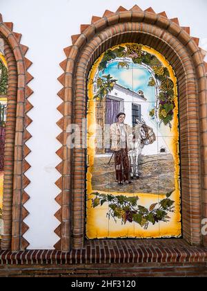 Competa est une ville blanche située dans les montagnes au-dessus de Málaga, en Andalousie, dans le sud de l'Espagne.Il est connu pour sa belle église avec des plaques de métiers de la région Banque D'Images