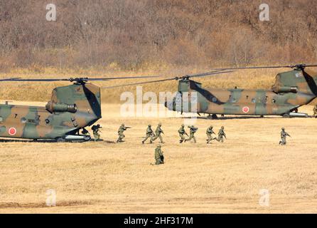 Narashino, Japon.13th janvier 2022.Les 1st membres de la brigade aérienne de la Force japonaise d'autodéfense terrestre sortent d'hélicoptères lors d'un exercice du nouvel an au terrain d'entraînement de Narashino à Narashino, banlieue de Tokyo, le jeudi 13 janvier 2022.Quelque 500 membres de brigade aéroportés ont participé à l'exercice.Credit: Yoshio Tsunoda/AFLO/Alay Live News Banque D'Images