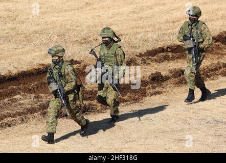 Narashino, Japon.13th janvier 2022.Les 1st membres de la brigade aérienne de la Force japonaise d'autodéfense terrestre participent à un exercice du nouvel an au terrain d'entraînement de Narashino à Narashino, banlieue de Tokyo, le jeudi 13 janvier 2022.Quelque 500 membres de brigade aéroportés ont participé à l'exercice.Credit: Yoshio Tsunoda/AFLO/Alay Live News Banque D'Images