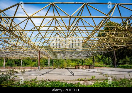 les vieilles voitures tamponneuses abandonnées dans le vieux parc d'attractions de berlin squeepark perdu lieu Banque D'Images