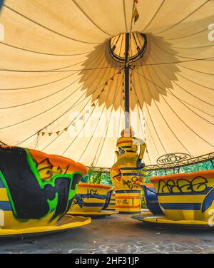 ancien carrousel abandonné dans le vieux parc d'attractions de berlin squeepark perdu lieu Banque D'Images