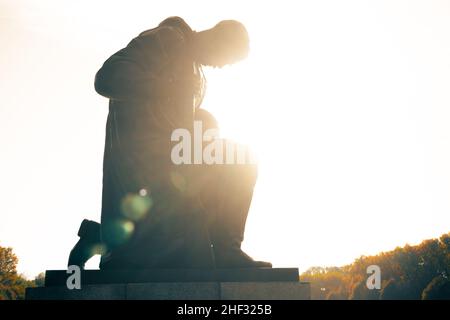 silhouette d'une statue d'un soldat soviétique en plein soleil Banque D'Images