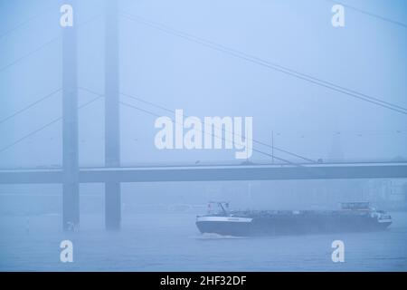 Brouillard dense, Rhin près de DŸsseldorf, cargo se dirigeant vers le sud, très faible visibilité, RheinkniebrŸcke, NRW, Allemagne Banque D'Images