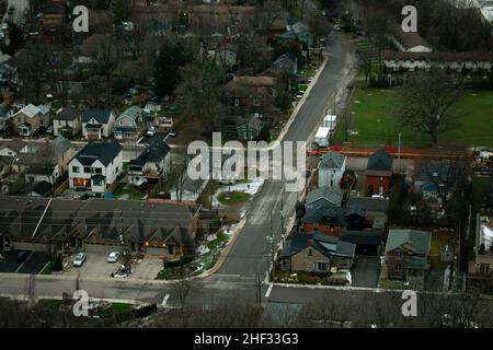 Photo en altitude de plusieurs maisons par un jour de wintry avec quelques taches de neige. Banque D'Images