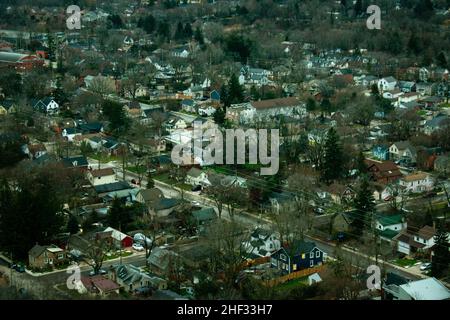 Photo en altitude de plusieurs maisons par un jour de wintry avec quelques taches de neige. Banque D'Images