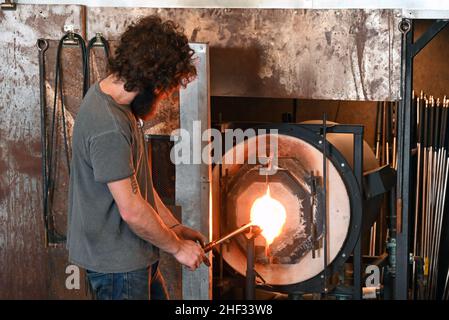 Le personnel chauffe le verre dans un four au Lexington Glassworks à Asheville, en Caroline du Nord. Banque D'Images