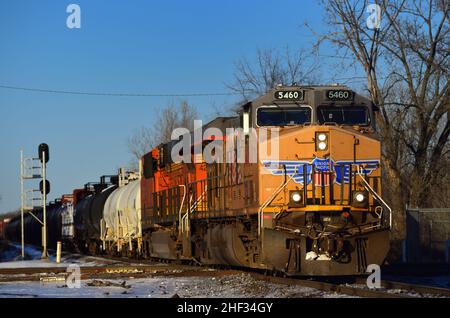 Elgin, Illinois, États-Unis. Une locomotive de chemin de fer Union Pacific dirige un train de marchandises manifeste du chemin de fer national canadien. Banque D'Images