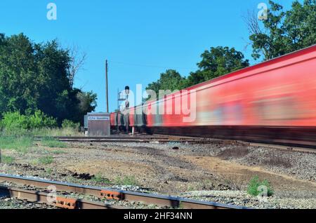 Elgin, Illinois, États-Unis. Un train de marchandises, brouillé par son mouvement, passant par Spaulding Junction. Banque D'Images