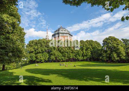 Le Schanzenpark à Hambourg avec tour d'eau en été Banque D'Images