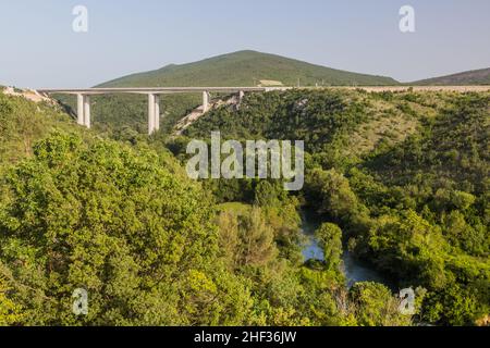 Pont autoroutier sur la rivière Trebizat près des cascades de Kravica en Bosnie-Herzégovine Banque D'Images
