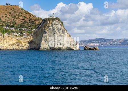 Vue panoramique de Capo Miseno et de son phare qui marque la limite nord-ouest du golfe de Naples, Italie Banque D'Images