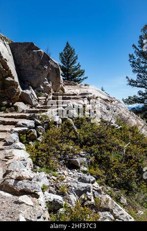 Jenny Lake Trail sur le chemin de inspiration point qui surplombe Jenny Lake dans le parc national de Grand Tetons, dans le Wyoming, vertical Banque D'Images