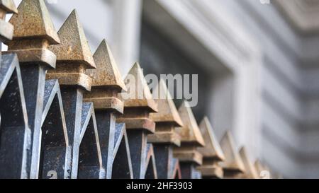 Detalle de la verja antigua-et-la puerta de la Catedral de la Almudena en Madrid, Espagne Banque D'Images