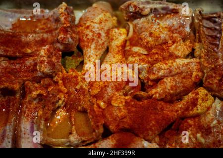 Préparation du rôti de poulet avec des sauces aromatisées.Faire mariner de la viande de poulet pour le coing. Banque D'Images