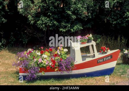 Petit bateau utilisé pour une exposition de fleurs sur le bord de la route.Nommé Old Shard après que l'ancien pont à péage a été démoli et remplacé par le nouveau pont sans péage moderne. Banque D'Images