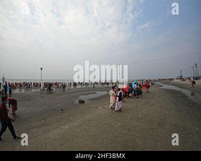 Kolkata, Inde.13th janvier 2022.Des dévotés hindous arrivent pendant la Gegasagar Mela à Sagar Island, à environ 150 km au sud de Kolkata (photo de Dipa Chakraborty/Pacific Press) crédit: Pacific Press Media production Corp./Alay Live News Banque D'Images