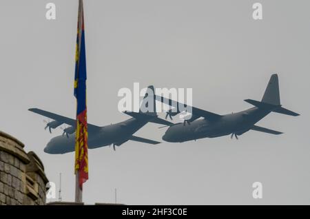 Les avions de transport Hercules C-130 de la Royal Air Force volent en étroite formation au-dessus du château de Windsor pour le Jubilé de diamant de la reine Elizabeth Banque D'Images