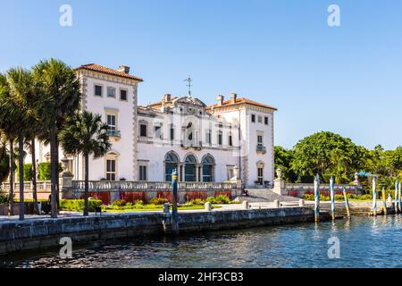 Miami Vizcaya Museum at waterfront under blue sky Banque D'Images