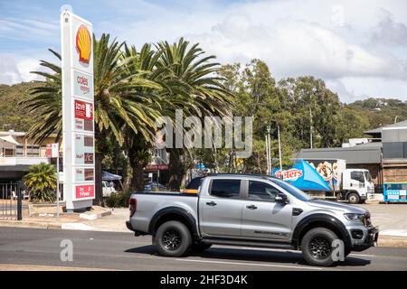 Station essence Shell à Avalon Beach Sydney avec magasin d'alimentation Coles Express et Ford Ranger Wildtrack passant devant Sydney, Australie Banque D'Images