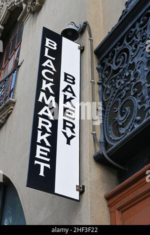 SANTA ANA, CALIFORNIE - 12 JANVIER 2022 : panneau indiquant la boulangerie Blackmarket sur N Broadway, dans le centre-ville d'Artist Village. Banque D'Images