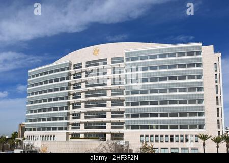 SANTA ANA, CALIFORNIE - 12 JANVIER 2022 : le bâtiment fédéral Ronald Reagan et le palais de justice des États-Unis. Banque D'Images