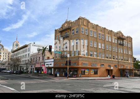 SANTA ANA, CALIFORNIE - 12 JANVIER 2022 : bâtiments historiques dans le centre-ville de Santa Ana, au 4th Street et Broadway. Banque D'Images