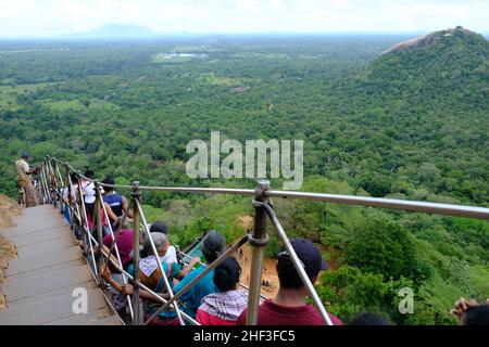 Sri Lanka Sigiriya - Forteresse de roche ancienne peuple grimpant le Rocher de Sigiriya Banque D'Images