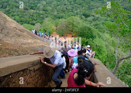 Sri Lanka Sigiriya - Forteresse de roche ancienne peuple grimpant le Rocher de Sigiriya Banque D'Images