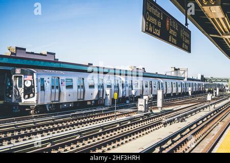 Métro F approchant de la station surélevée de Brooklyn, New York.Train sur la plate-forme extérieure Banque D'Images