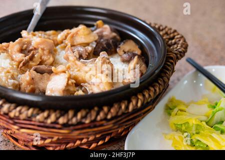 riz en pot avec poulet et champignons et chou Banque D'Images