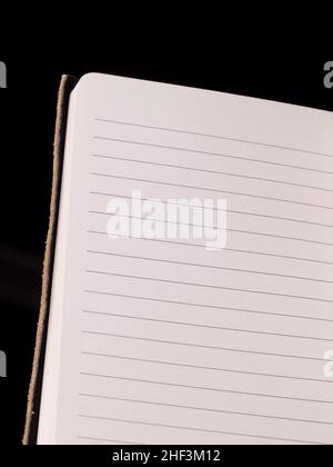 Journal ou journal ouvert en blanc sur Noir Banque D'Images