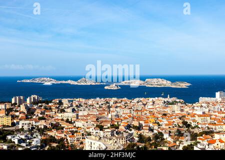 Vue aérienne de l'une des îles du Frioul et de la ville de Marseille, France Banque D'Images