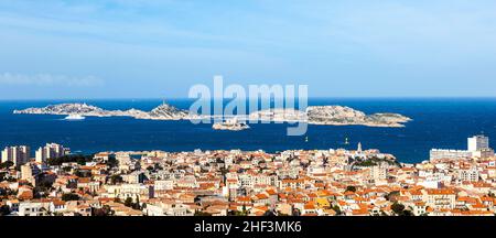 Vue aérienne de l'une des îles du Frioul et de la ville de Marseille, France Banque D'Images