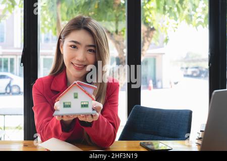 Une femme assise à la société de bureau responsable de la maison de vérification de travail .Immobilier Maison Appréciation et inspection concept. Banque D'Images