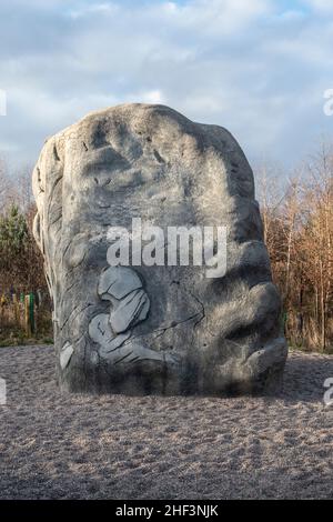 L'Arcadia Boulder, un rocher d'escalade avec 8 ascensions classées de V1 à V6 à Cuningar Climning Boulders, le premier parc de rochers en plein air d'Écosse. Banque D'Images
