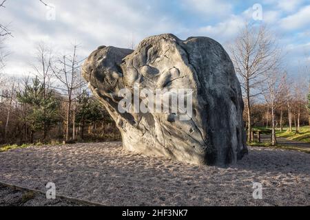 Le Mammoth Boulder, un rocher d'escalade avec 7 ascensions classées de V1 à V6 à Cuningar Climning Boulders, le premier parc de rochers en plein air d'Écosse. Banque D'Images