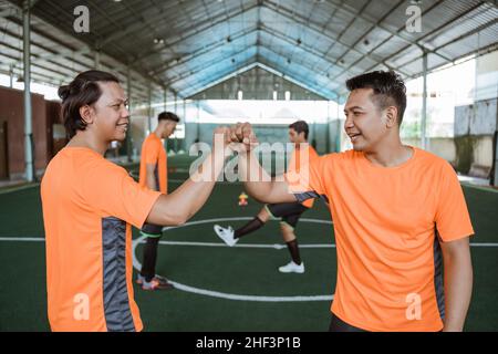 Deux joueurs futsal applaudissent avec leurs bras avant de participer Banque D'Images