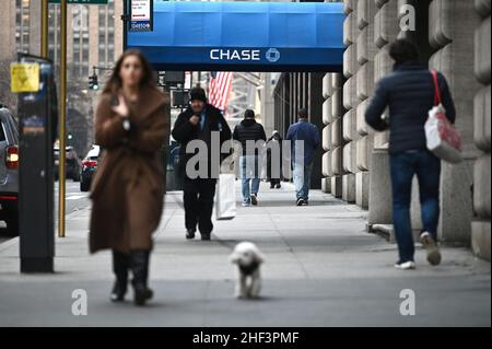 New York, États-Unis.13th janvier 2022.Les gens marchent le long de Park Avenue près d'une succursale de JPMorgan Chase à New York, NY, le 13 janvier 2022.Jamie Dimon, PDG de JPMorgan Chase, a déclaré que les employés non vaccinés pouvaient mettre fin à leur emploi.(Photo par Anthony Behar/Sipa USA) crédit: SIPA USA/Alay Live News Banque D'Images