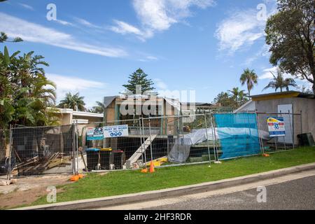 Nouvelle maison de Sydney construite et en construction à Avalon Beach, Sydney, en Australie, les constructeurs de Sydney sont touchés par la maladie des covidés Banque D'Images