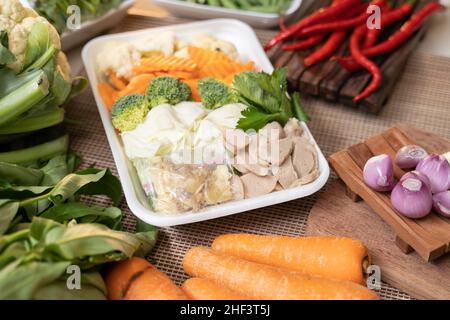 Légumes crus pour faire de la soupe dans un emballage en mousse polymère de polyéthylène Banque D'Images