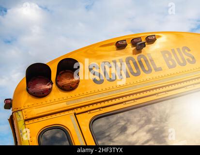 American School bus utilisé régulièrement pour transporter les élèves de et vers l'école.Industrie du transport. Banque D'Images