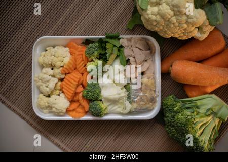 Ingrédients pour faire de la soupe enveloppée dans de la mousse d'emballage en polymère de polyéthylène Banque D'Images