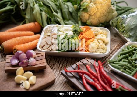 Assortiment de légumes frais pour faire de la soupe emballée dans l'emballage Banque D'Images