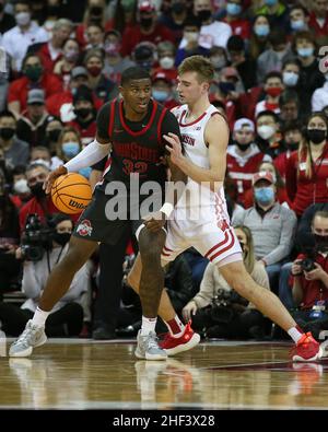 13 janvier 2022: Ohio State Buckeyes avance E.J.Liddell (32) est gardé par le joueur des Badgers du Wisconsin vers l'avant Tyler Wahl (5) pendant le match de basketball de la NCAA entre les Buckees de l'État de l'Ohio et les Badgers du Wisconsin au centre Kohl de Madison, DANS LE WISCONSIN.Darren Lee/CSM Banque D'Images