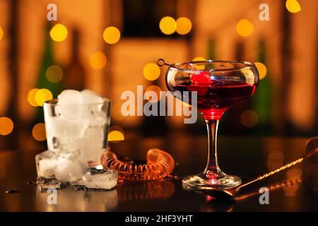 Verre de délicieux cocktail Manhattan sur la table au bar Banque D'Images
