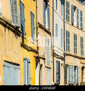 Ville typique de Provence Aix en Provence avec l'ancienne façade de maison Banque D'Images