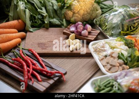 Légumes frais pour faire de la soupe enveloppée dans un emballage avec un espace d'imitation Banque D'Images