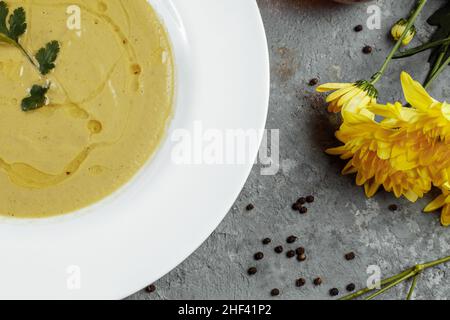 Délicieuse soupe à la crème avec du pain sur la table Banque D'Images