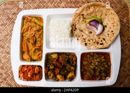 Déjeuner indien simple maison de Roti, sabji avec mélange de veg brainjal curry de pommes de terre et de haricots français curry, dal et dessert de carottes Banque D'Images