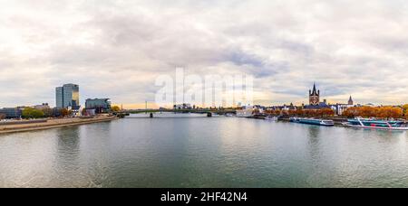 Panorama du port de Cologne, en Allemagne. Banque D'Images